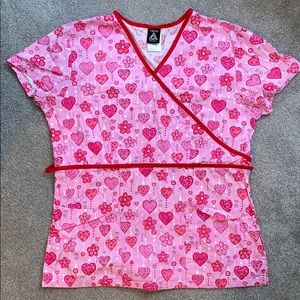 Tie-waist scrub top in heart and flower print